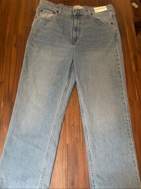 Abercrombie Ultra High Rise 90’s Straight Size 31 Short
